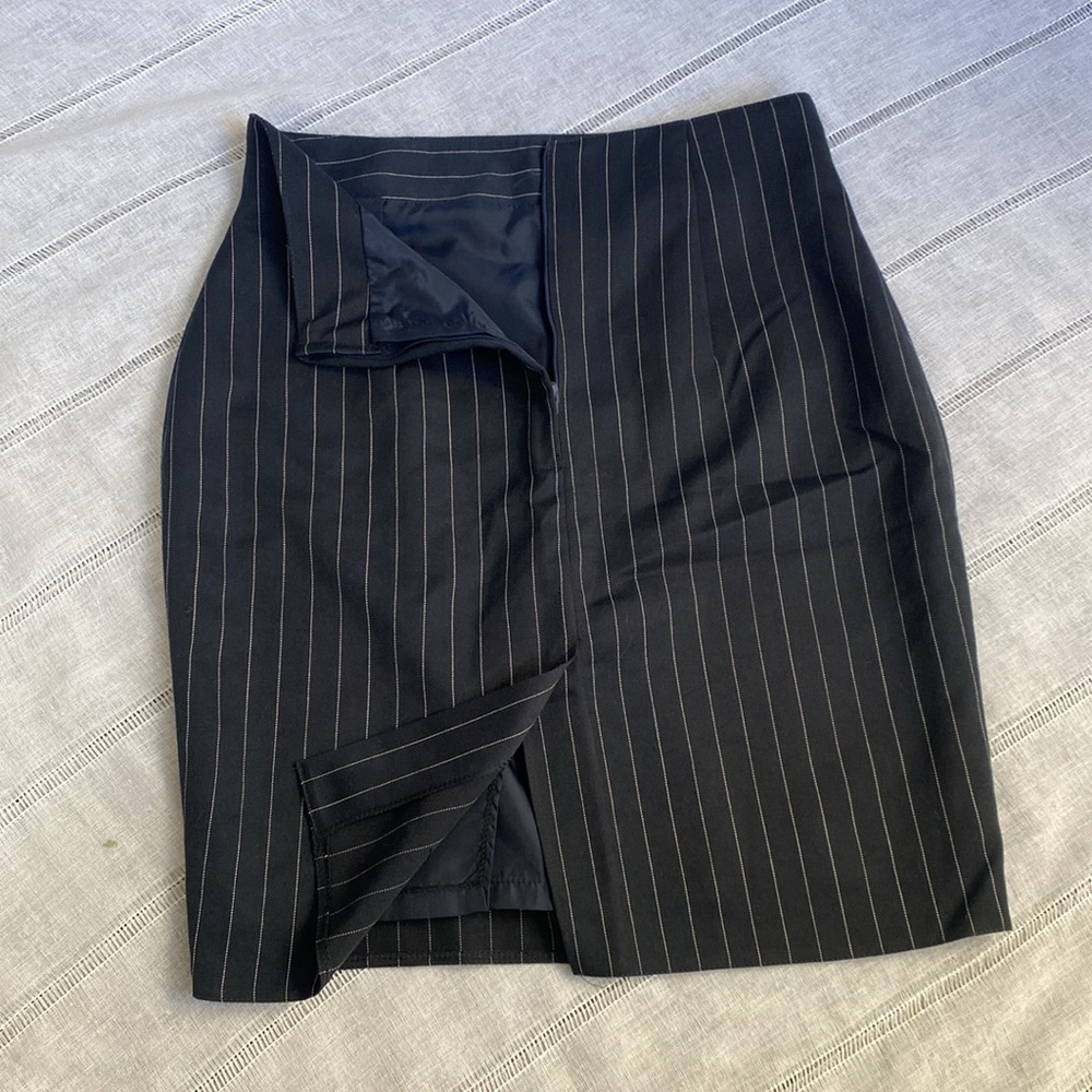 Dorothy Perkins Dark Navy Pinstripe Skirt. - Picture 5 of 11